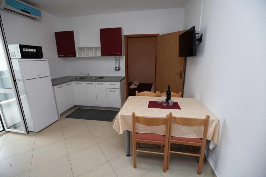 Kuchnia lub aneks kuchenny w obiekcie Apartments by the sea Pakostane, Biograd - 14658