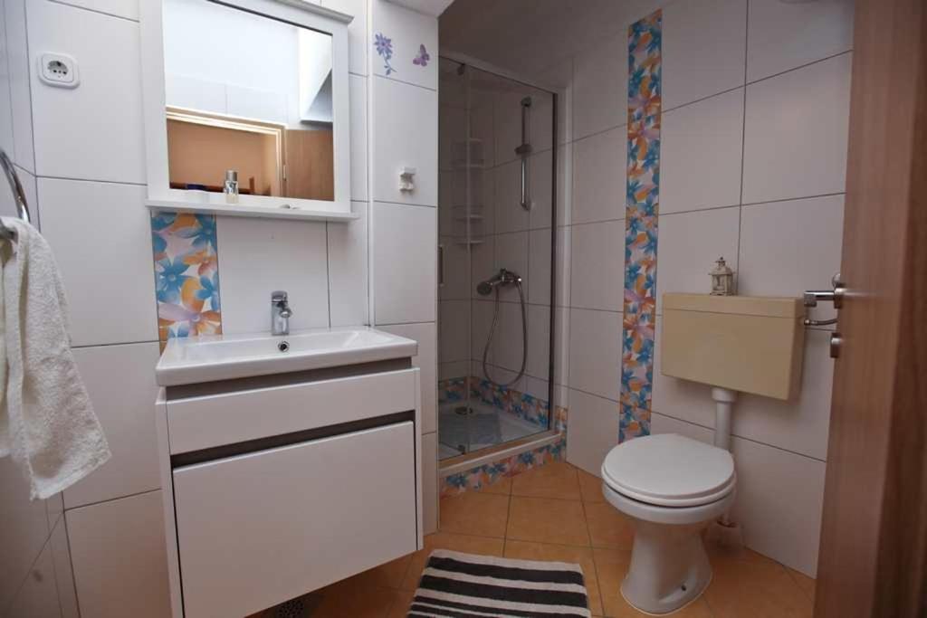 małą łazienkę z toaletą i umywalką w obiekcie Apartments by the sea Pakostane, Biograd - 14658 w Pakoštane