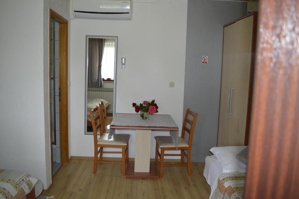 Fotografie z fotogalerie ubytování Apartments and rooms with parking space Seliste Dreznicko, Plitvice - 14671 v destinaci Rakovica