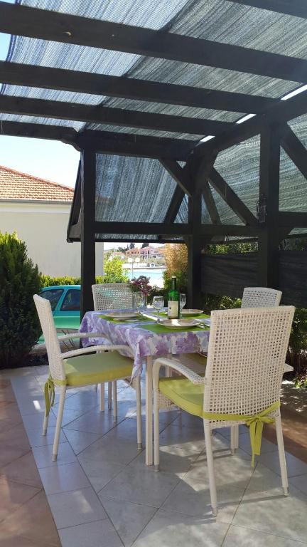Fotografie z fotogalerie ubytování Family friendly seaside apartments Preko, Ugljan - 14692 v destinaci Preko
