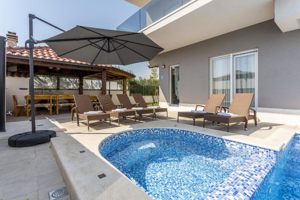 Luxury villa with a swimming pool Stobrec, Split - 14700