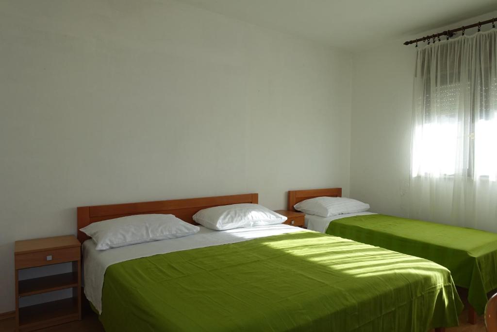 Posteľ alebo postele v izbe v ubytovaní Apartments with a parking space Nin, Zadar - 14733
