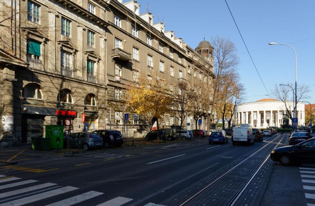 eine leere Straße mit Autos, die an der Seite eines Gebäudes geparkt sind in der Unterkunft Apartments with WiFi Zagreb - 14588 in Zagreb