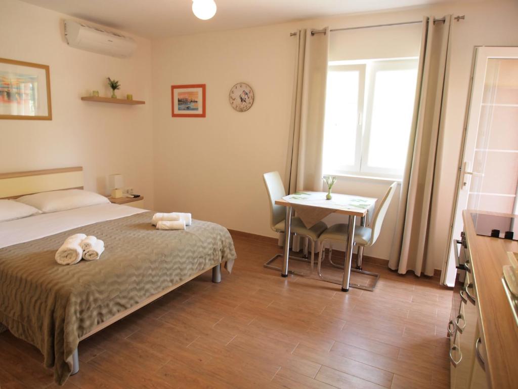Postel nebo postele na pokoji v ubytování Apartments by the sea Orebic, Peljesac - 14767
