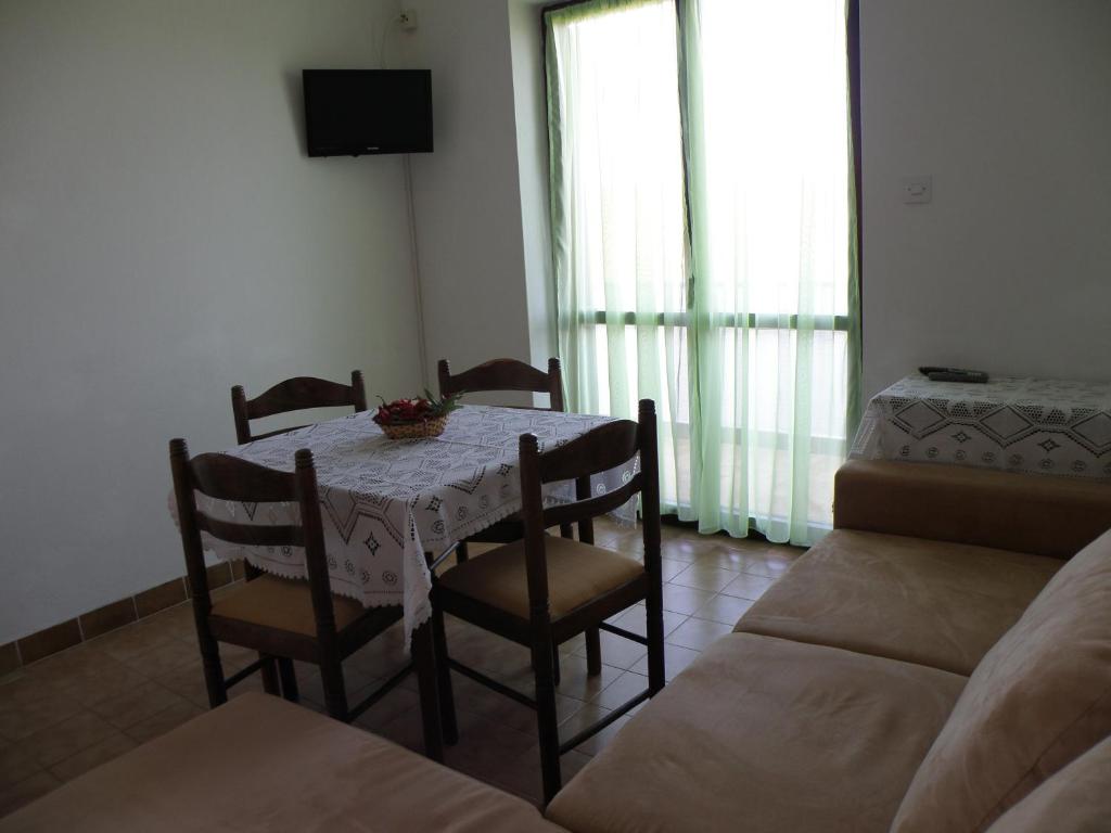Fotografie z fotogalerie ubytování Apartments for families with children Pasman - 14788 v destinaci Mali Pašman