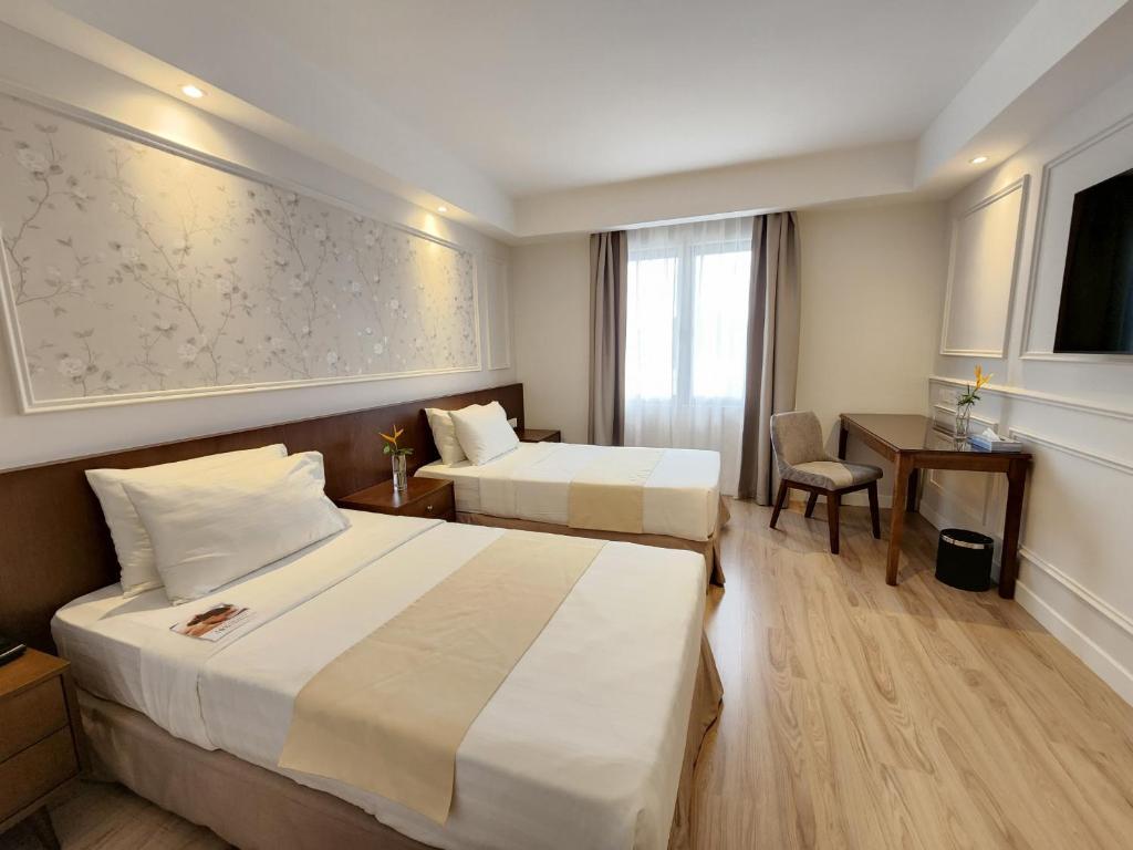 Postel nebo postele na pokoji v ubytování The Palace Hotel Kota Kinabalu