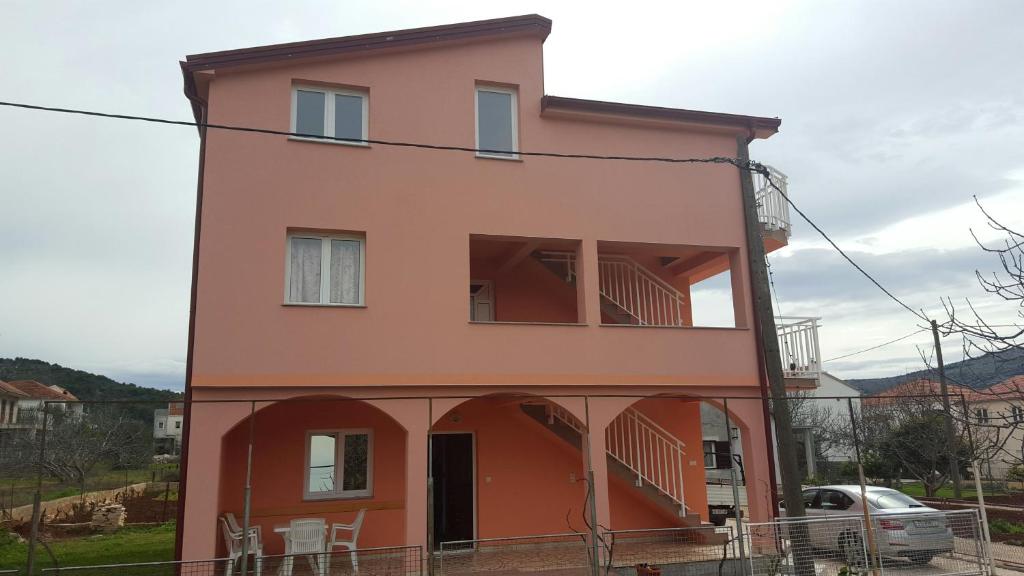 Budova, v ktorej sa apartmán nachádza