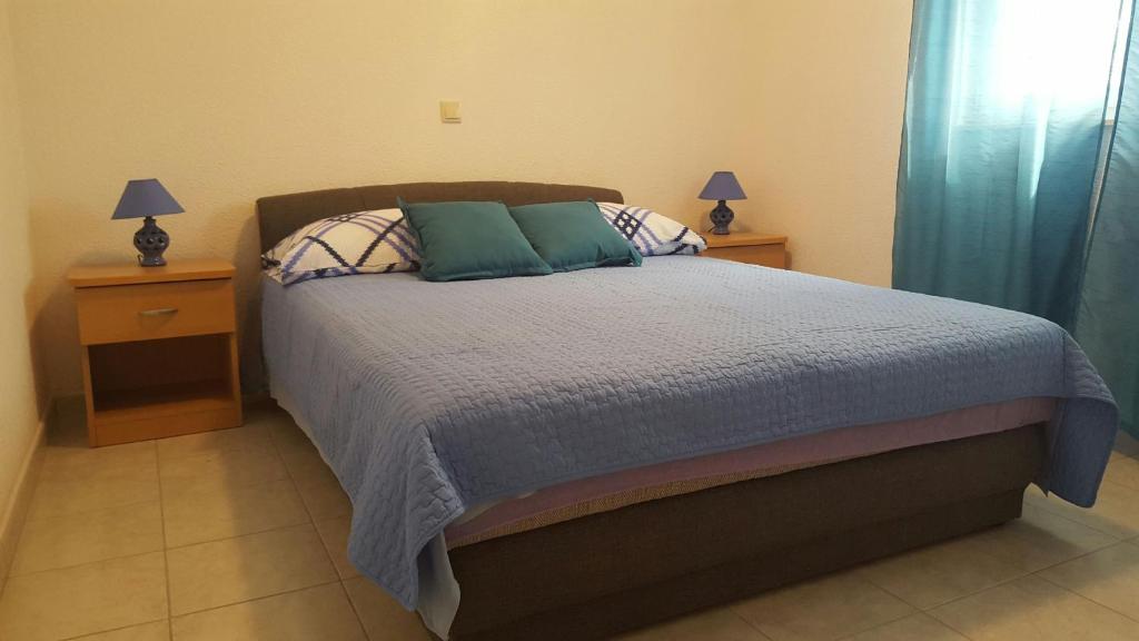 Posteľ alebo postele v izbe v ubytovaní Apartments with parking spaces Poljica, Trogir - 14803