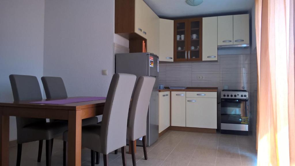Kuchyňa alebo kuchynka v ubytovaní Apartments with parking spaces Poljica, Trogir - 14803