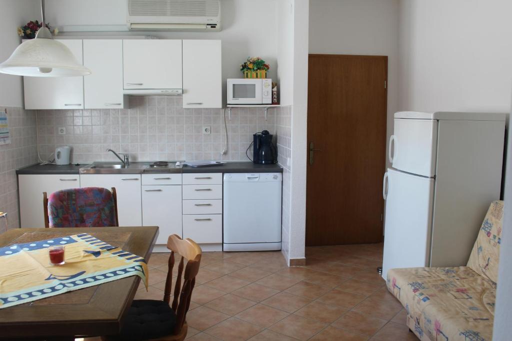 Kuchyň nebo kuchyňský kout v ubytování Apartments with a parking space Rab - 14792