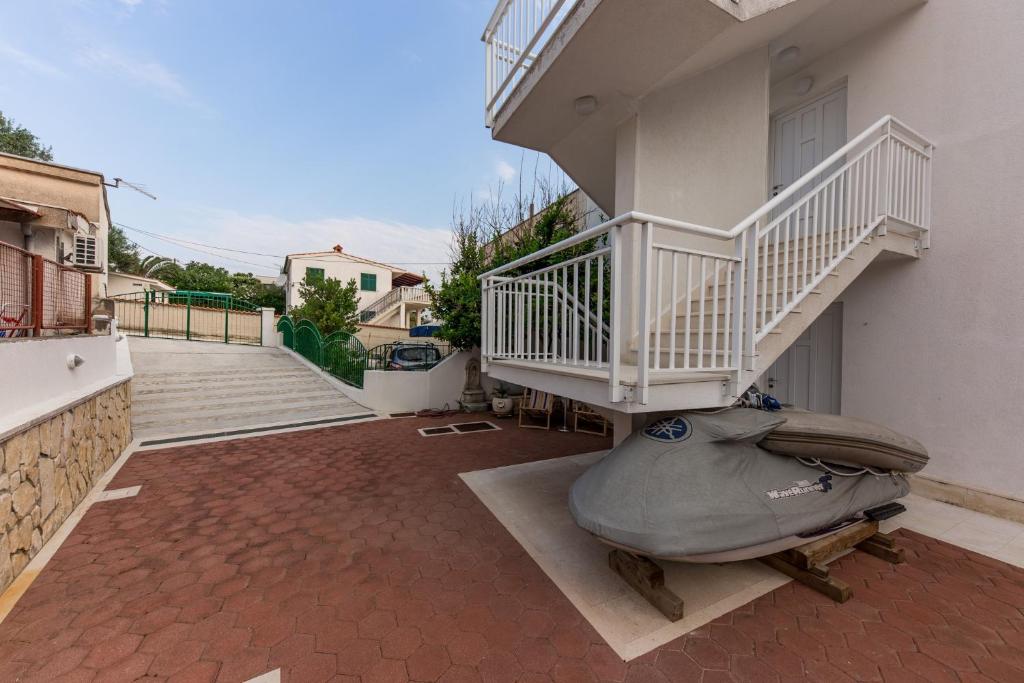 Balkón alebo terasa v ubytovaní Apartment Arbanija 14825b