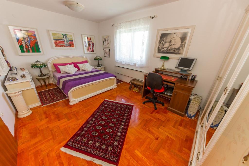 Posteľ alebo postele v izbe v ubytovaní Apartment Arbanija 14825b