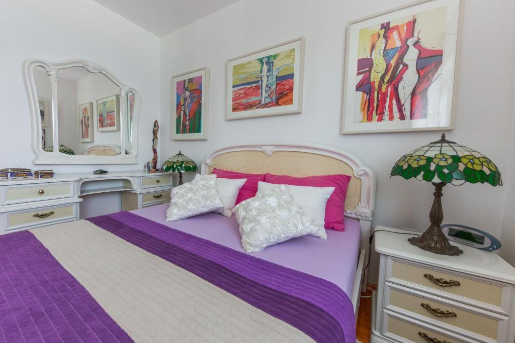 Posteľ alebo postele v izbe v ubytovaní Apartment Arbanija 14825b