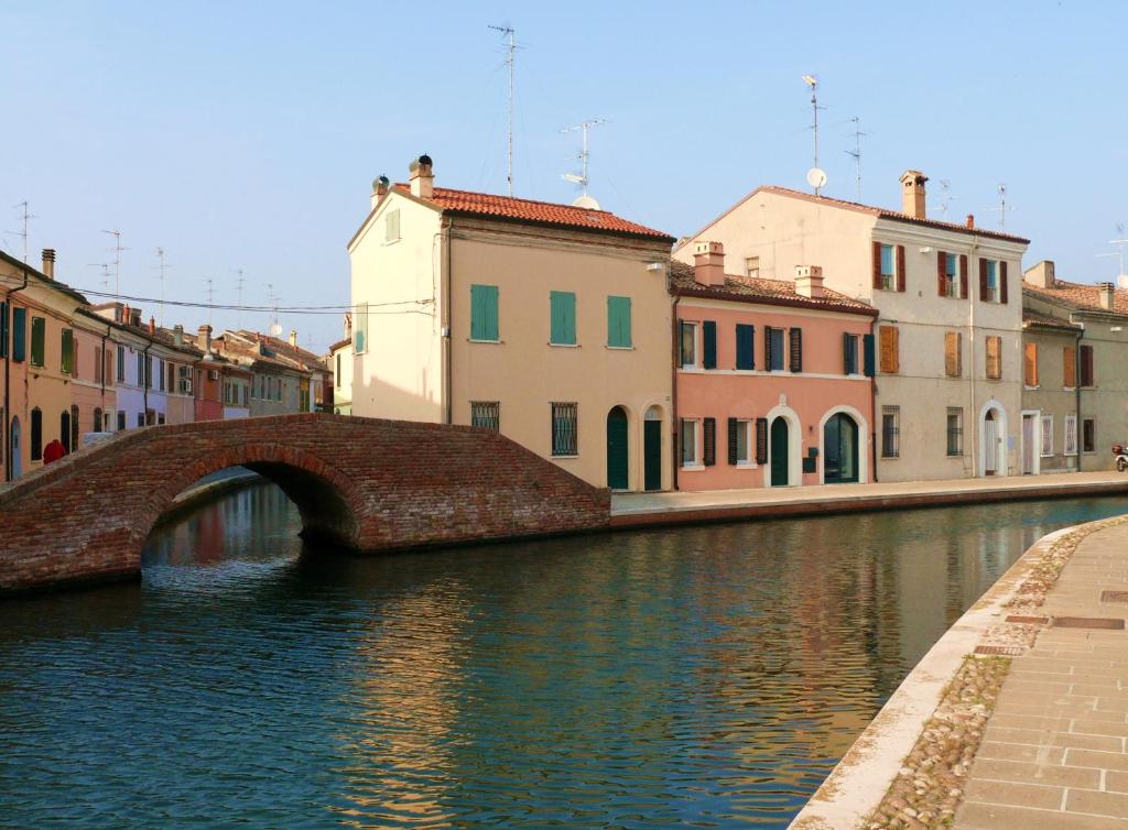 a bridge over a river in a city at B&B La Pitagora in Comacchio