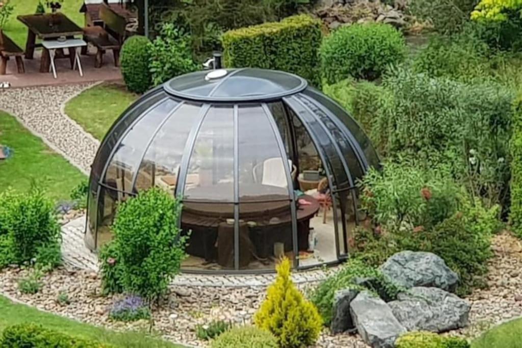 Zahrada ubytování Charming cottage KLARA with Sauna, Nature&Privacy near Prague