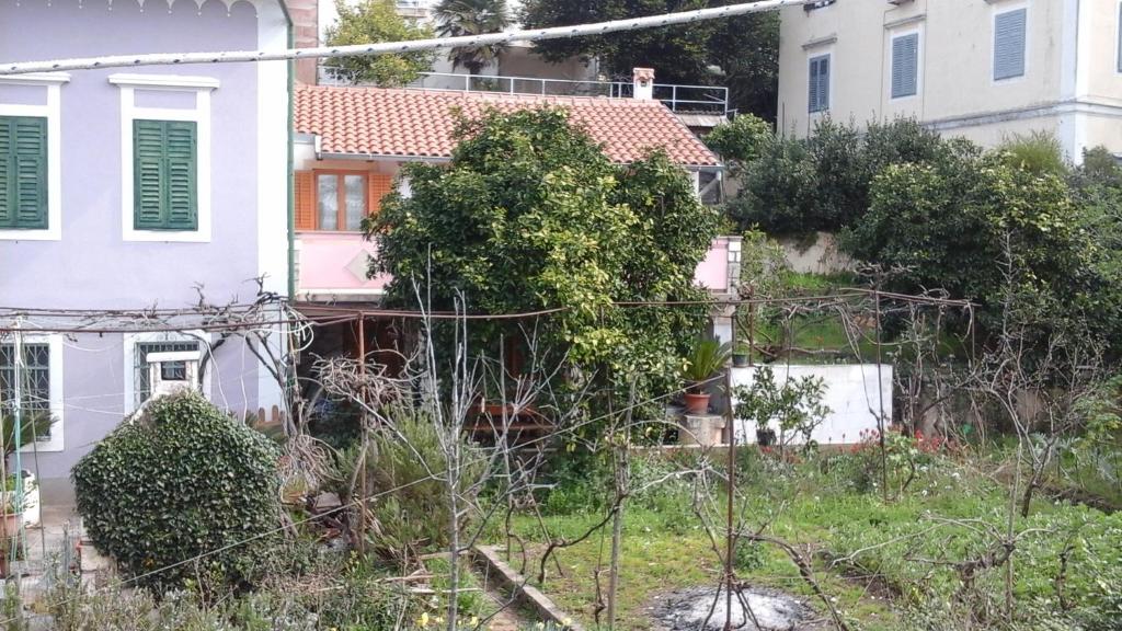 uma vista para uma casa a partir da rua em Apartments with a parking space Mali Losinj (Losinj) - 14944 em Mali Lošinj