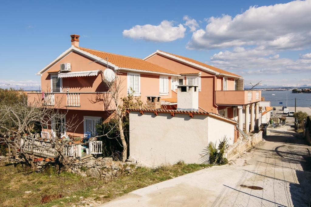 una casa al lado de una carretera en Apartments by the sea Preko, Ugljan - 14985, en Preko