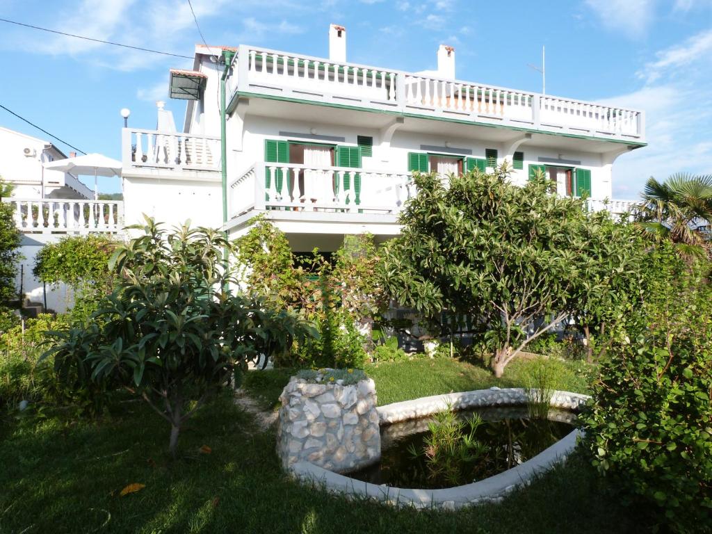 Apartments with parking space Palit, Rab - 14996