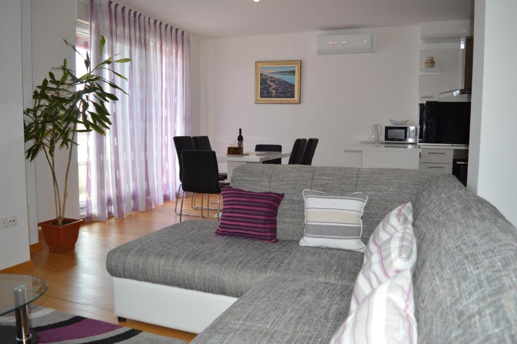 Apartments with parking space Podstrana, Split - 15001
