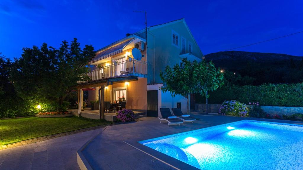 Fotografia z galérie ubytovania Family friendly apartments with a swimming pool Podstrana, Split - 15040 v destinácii Podstrana