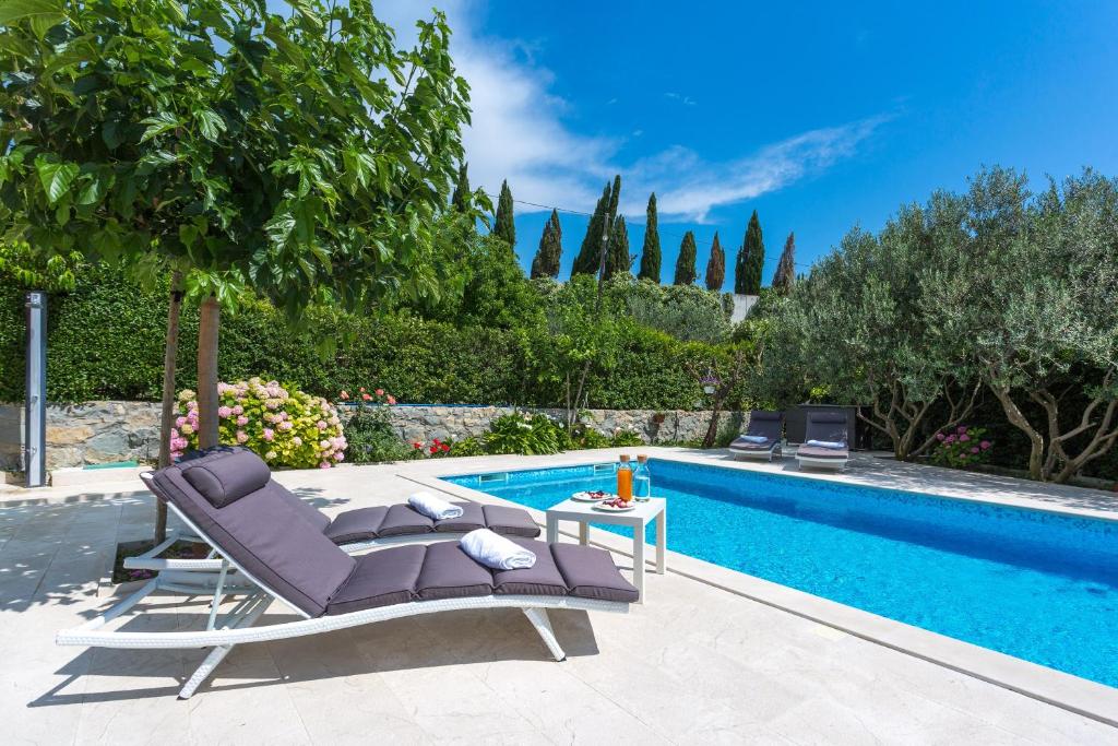 Fotografia z galérie ubytovania Family friendly apartments with a swimming pool Podstrana, Split - 15040 v destinácii Podstrana
