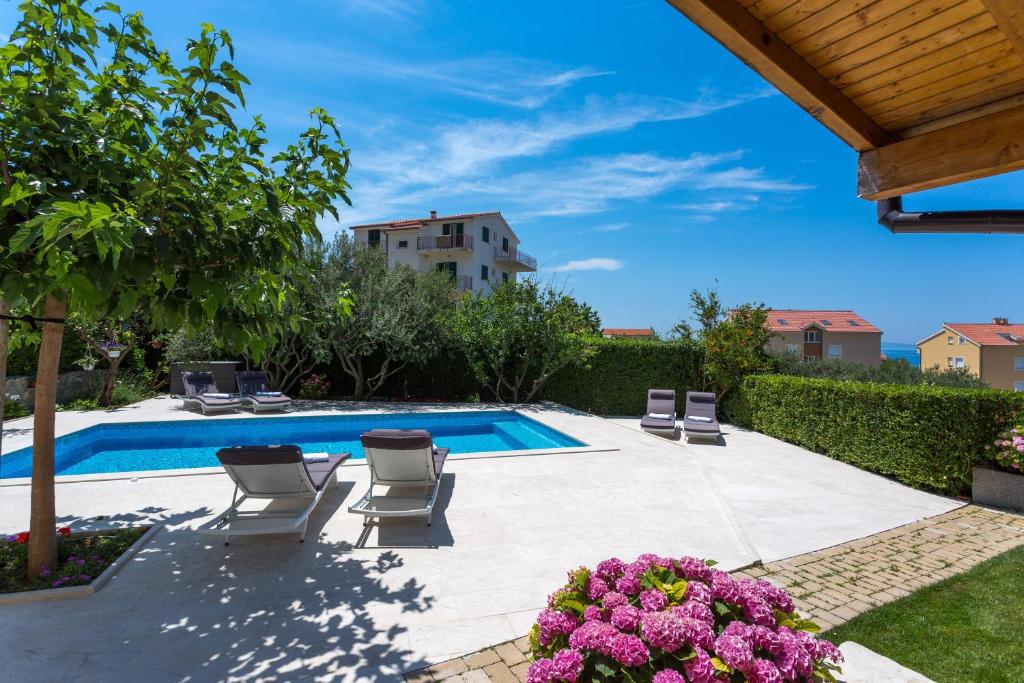 Fotografia z galérie ubytovania Family friendly apartments with a swimming pool Podstrana, Split - 15040 v destinácii Podstrana