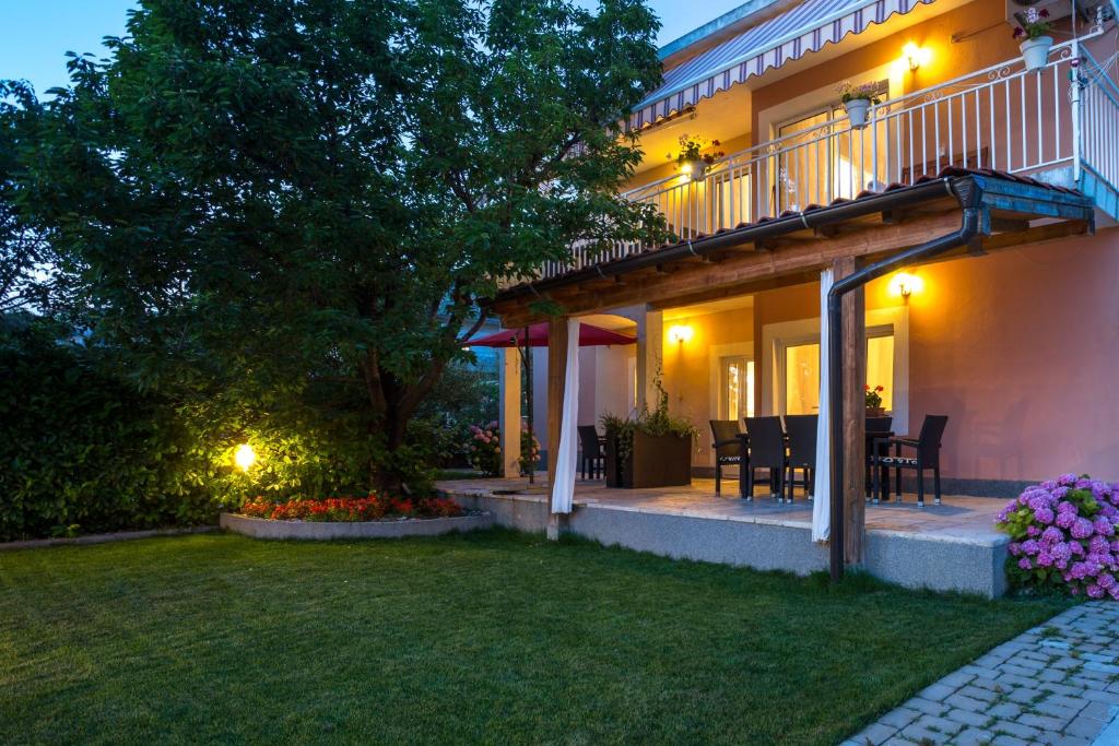 Fotografia z galérie ubytovania Family friendly apartments with a swimming pool Podstrana, Split - 15040 v destinácii Podstrana