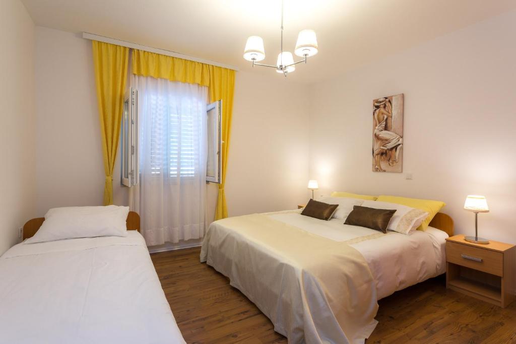 Fotografia z galérie ubytovania Family friendly apartments with a swimming pool Podstrana, Split - 15040 v destinácii Podstrana