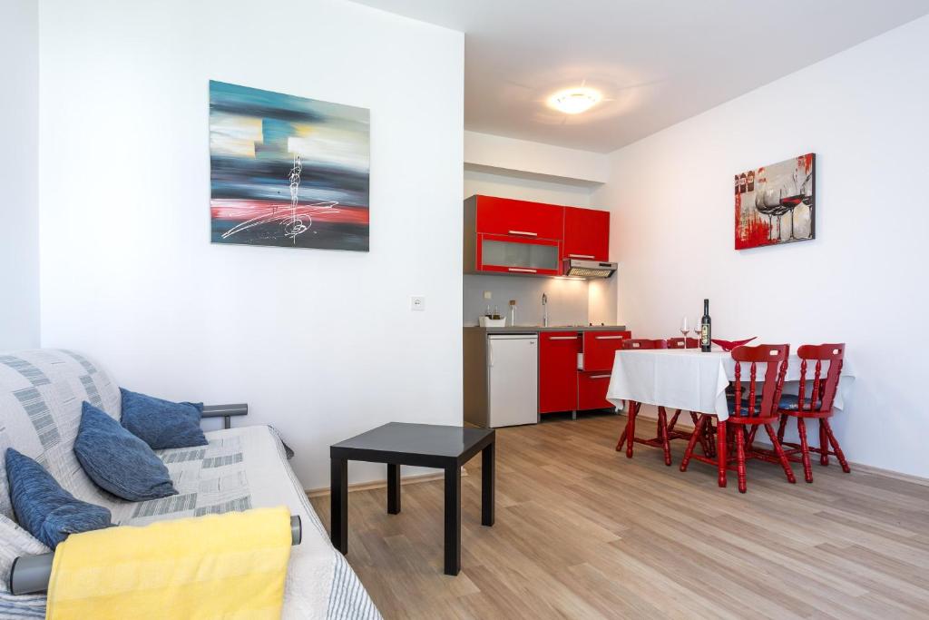 Fotografia z galérie ubytovania Family friendly apartments with a swimming pool Podstrana, Split - 15040 v destinácii Podstrana