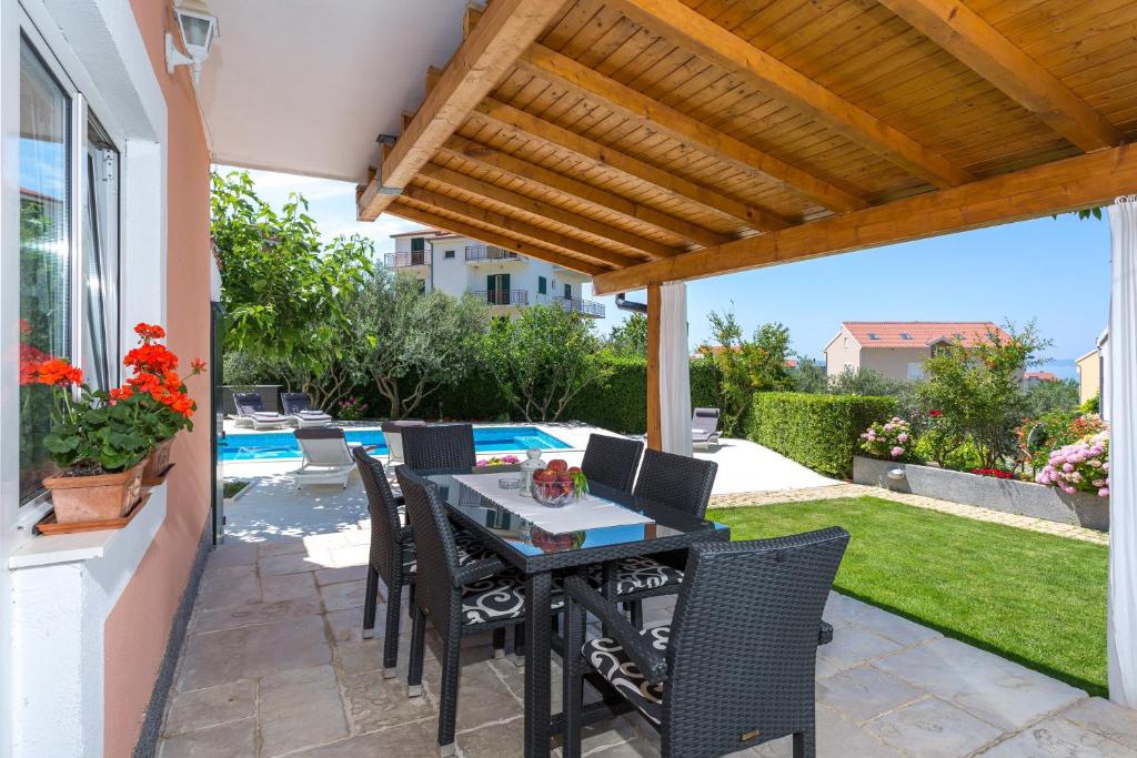 Fotografia z galérie ubytovania Family friendly apartments with a swimming pool Podstrana, Split - 15040 v destinácii Podstrana