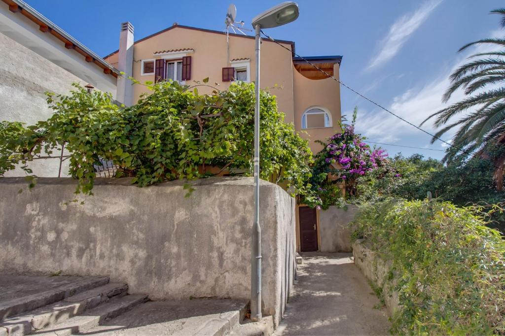 Το κτήριο όπου στεγάζεται  το διαμέρισμα