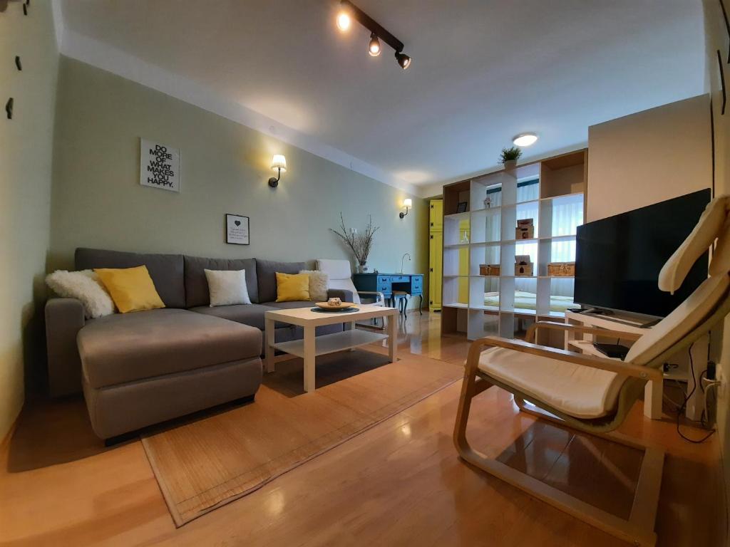 sala de estar con sofá y TV en Apartment B44, en Zagreb
