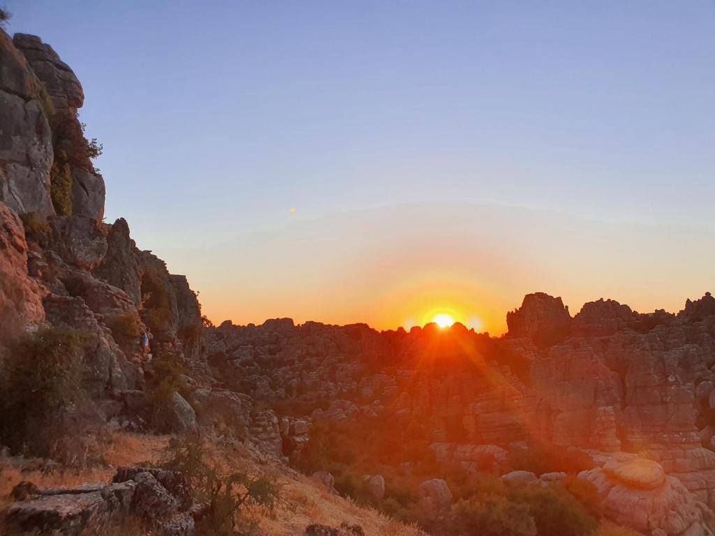 una puesta de sol en los cañones en el borde en Nalkia, en Villanueva de la Concepción