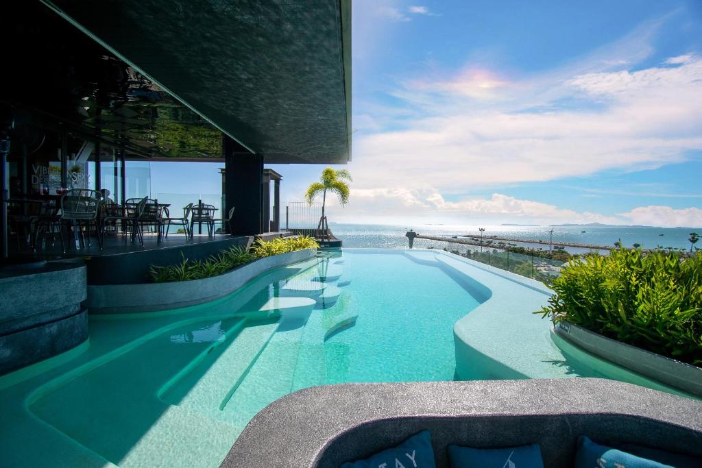 una piscina con vistas al océano en Cross Vibe Pattaya Seaphere - formerly X2 Vibe Pattaya Seaphere, en Na Jomtien