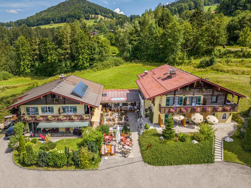 eine Luftansicht eines Hauses in den Bergen in der Unterkunft Alpenhotel Bergzauber in Berchtesgaden