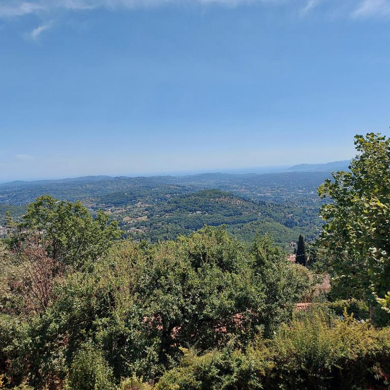 een uitzicht vanaf de top van een heuvel met bomen bij Appartement cosy vue mer in Magagnosc