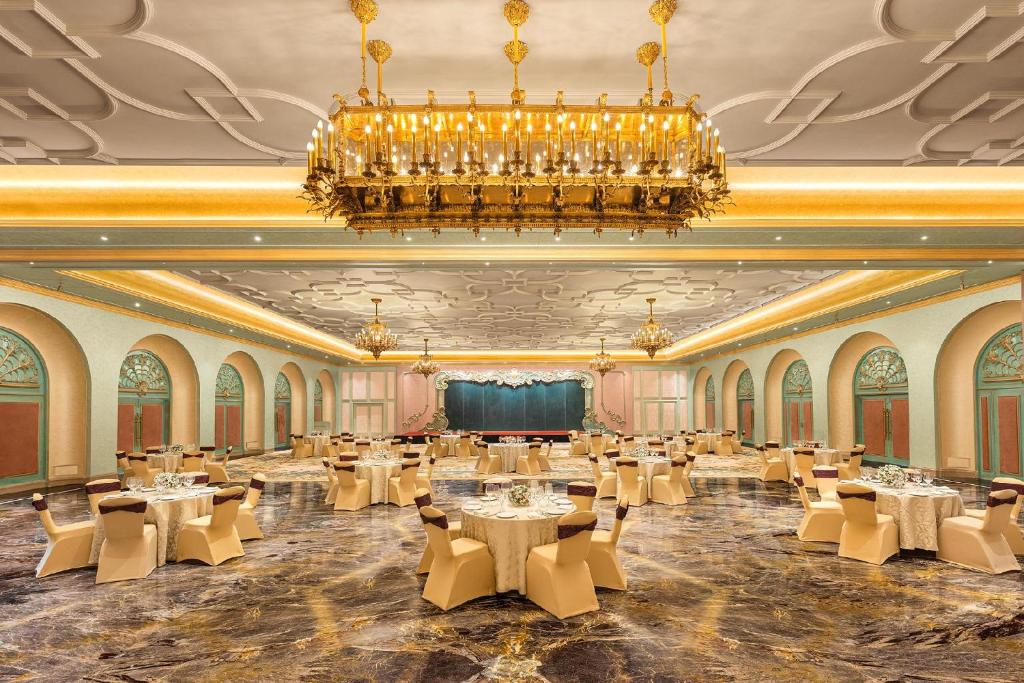 Restaurace v ubytování Hotel Hillock Ahmedabad