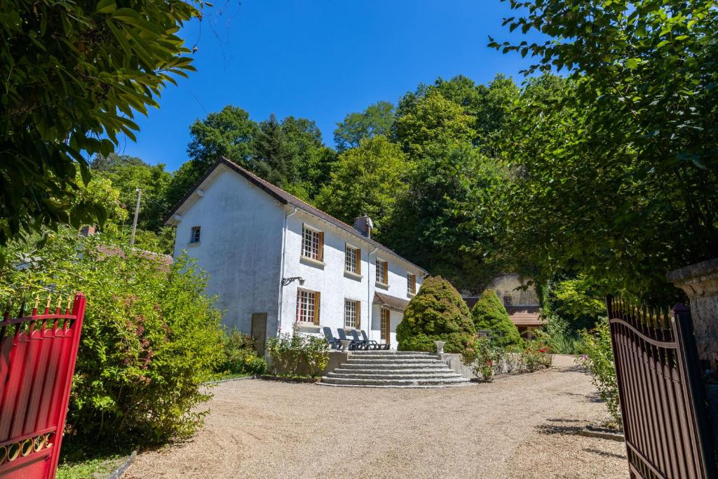a white house with a red fence in front of it at Le Gite du Chevreuil, 200 Mètres de BEAUVAL in Saint-Aignan