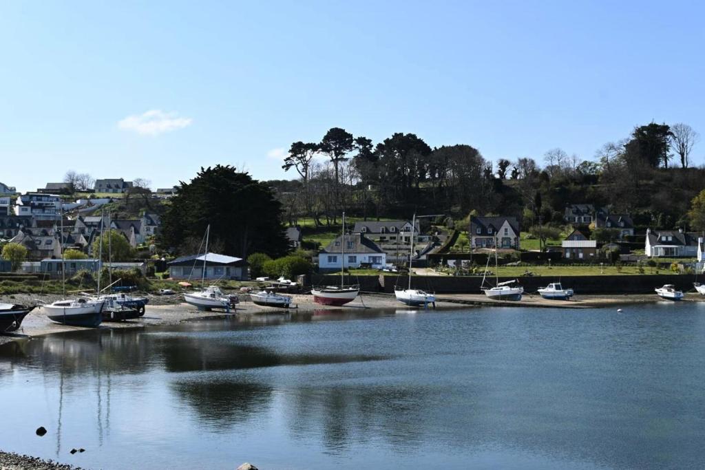 a group of boats are docked in a harbor at Résidence Le Lenn-louannec - Maisons &amp; Villas pour 6 Personnes 784 in Lannion