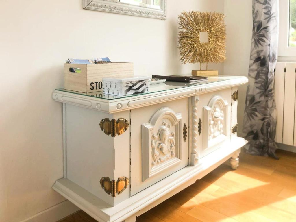 a white console table in a living room at Résidence Le Lenn-louannec - Maisons &amp; Villas pour 6 Personnes 784 in Lannion