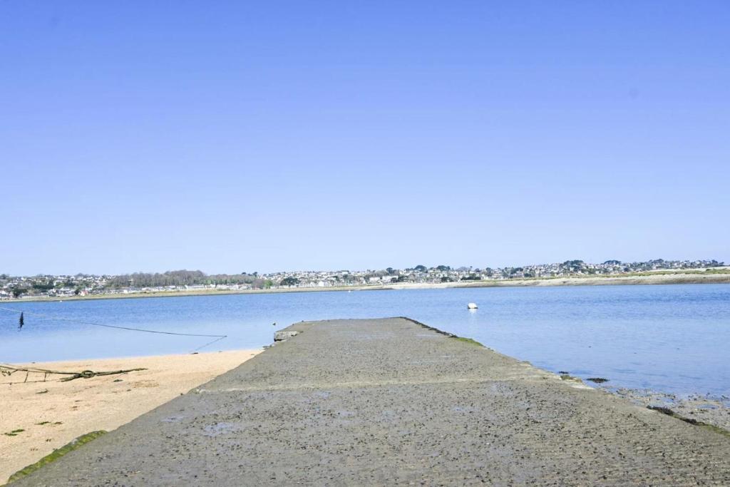 a dock in the middle of a body of water at Résidence Le Lenn-louannec - Maisons &amp; Villas pour 6 Personnes 784 in Lannion