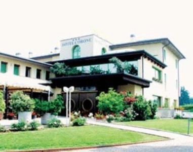 un grand bâtiment avec une pelouse devant lui dans l'établissement Hotel Corone, à Caerano di San Marco