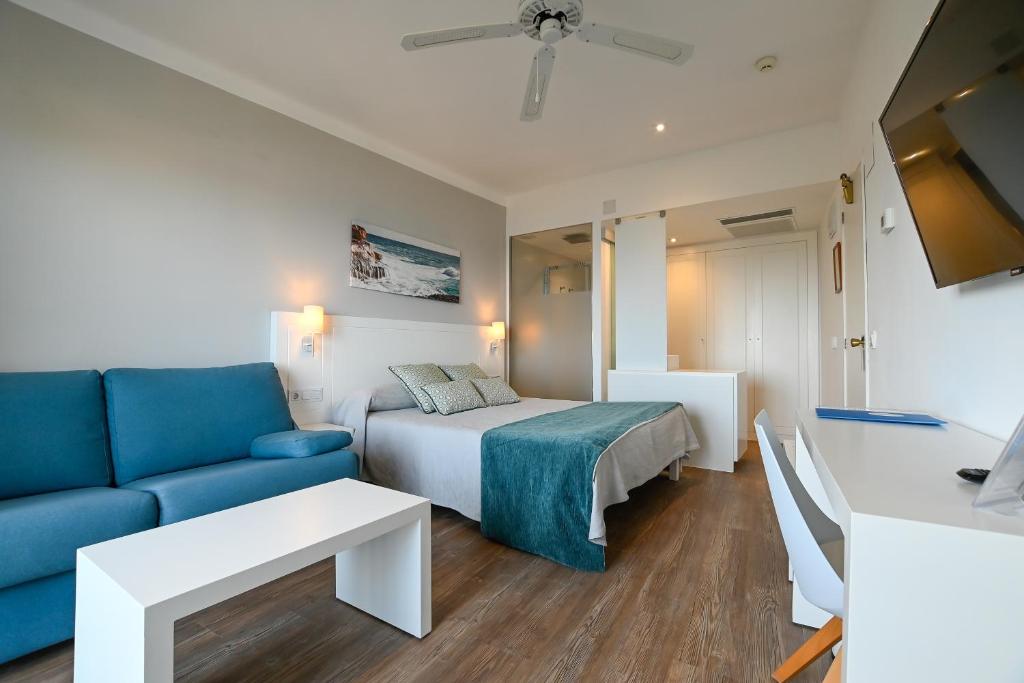 Кровать или кровати в номере Hotel Pinos Playa