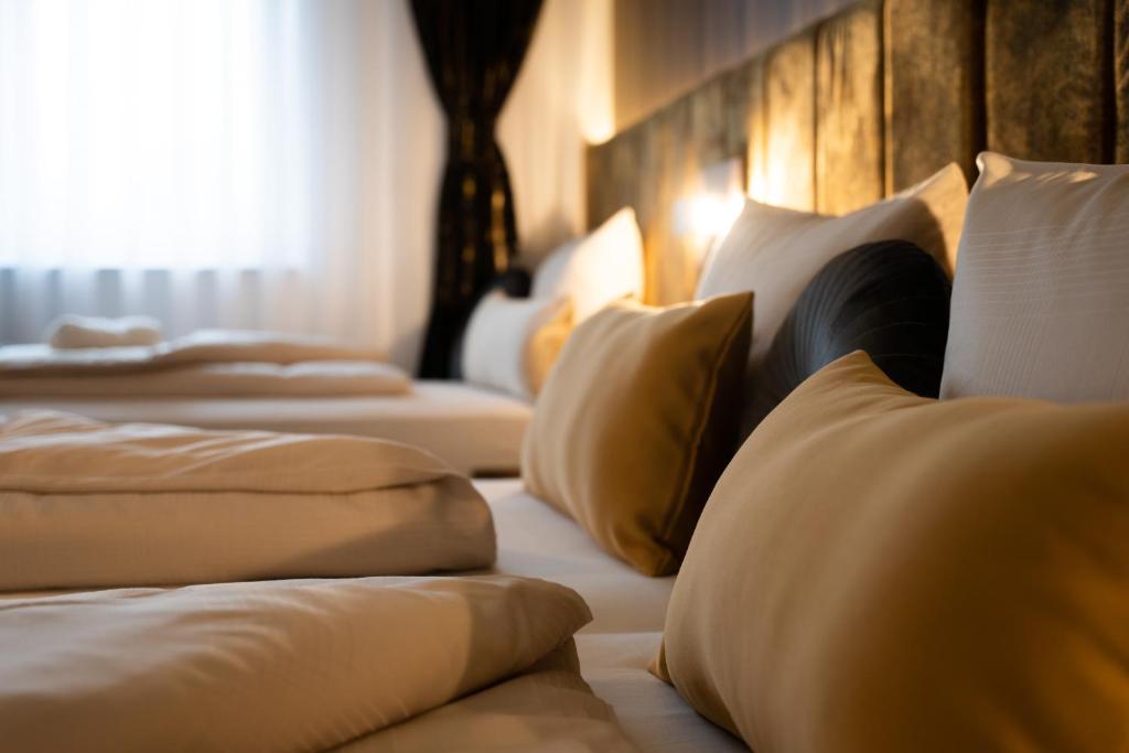 una fila de almohadas blancas sentadas en una cama en Grand Hotel, en Soltau