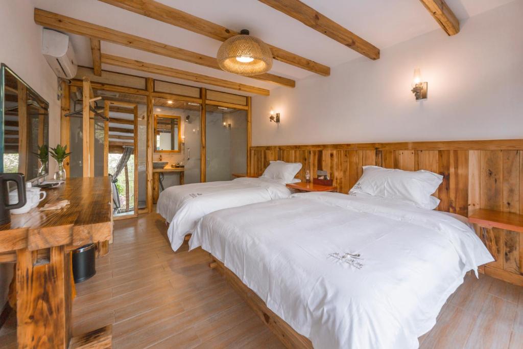 Postel nebo postele na pokoji v ubytování Swallow Nest Guesthouse