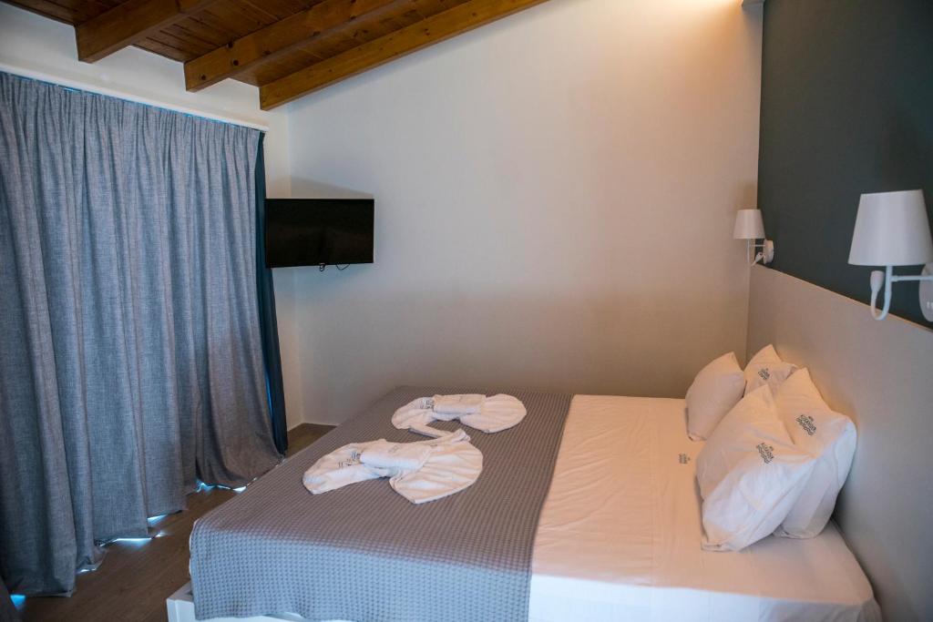 Łóżko lub łóżka w pokoju w obiekcie HOTEL ALEXANDER