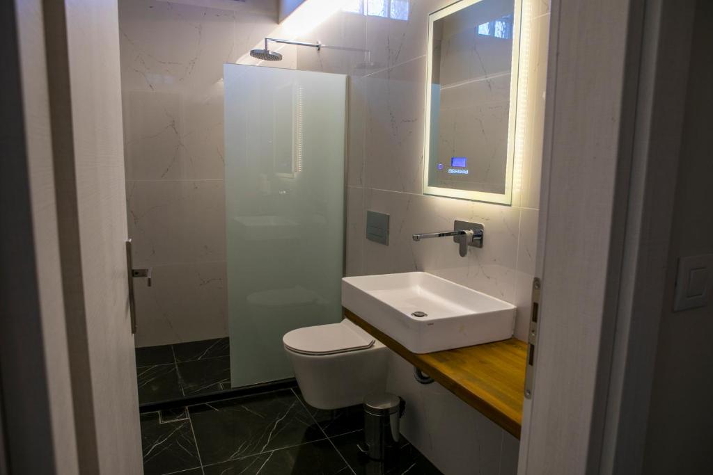 Łazienka w obiekcie HOTEL ALEXANDER