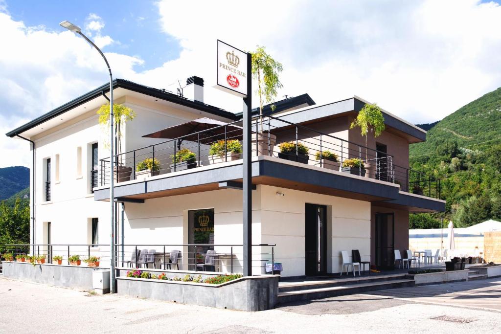 un edificio blanco con plantas en los balcones en The Garden en Canistro