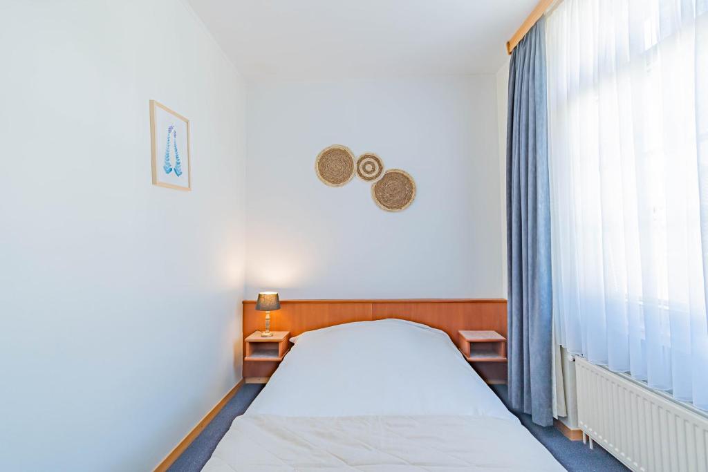 Postel nebo postele na pokoji v ubytování Hôtel Le Petit Poète