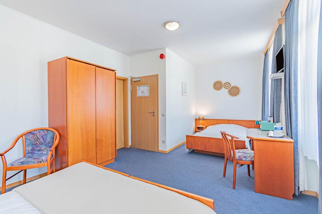 Postel nebo postele na pokoji v ubytování Hôtel Le Petit Poète